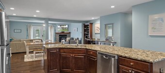 Waterfront Pool & Dock, Minutes to Springs & Gulf