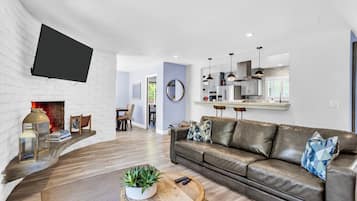 Smart-TV, Kamin, Videospiele, DVD-Player