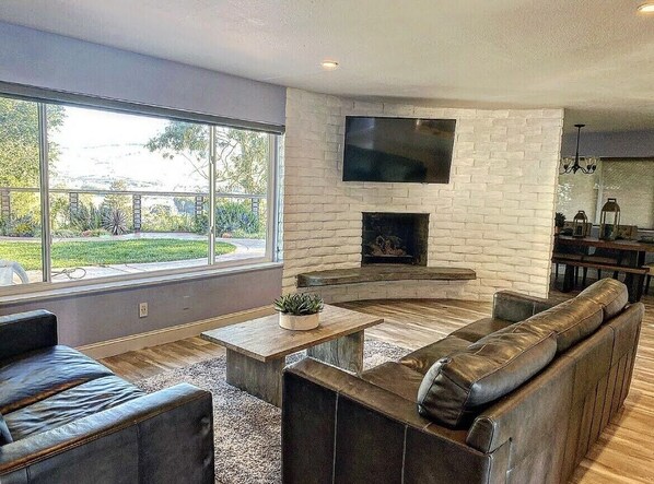 Smart TV, fireplace, video games, DVD player - Fully Remodeled home on top of the hill in Wine country with Hot Tub ๐ท (Vallejo)