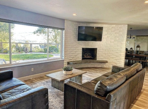 Fully Remodeled home on top of the hill in Wine country with Hot Tub 🍷