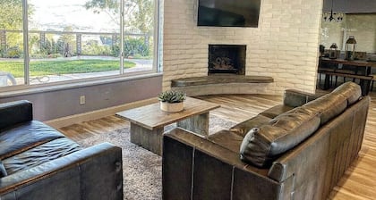 Fully Remodeled home on top of the hill in Wine country with Hot Tub 🍷