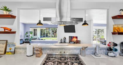 Fully Remodeled home on top of the hill in Wine country with Hot Tub 🍷