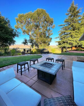 Outdoor dining - Fully Remodeled home on top of the hill in Wine country with Hot Tub ๐ท (Vallejo)