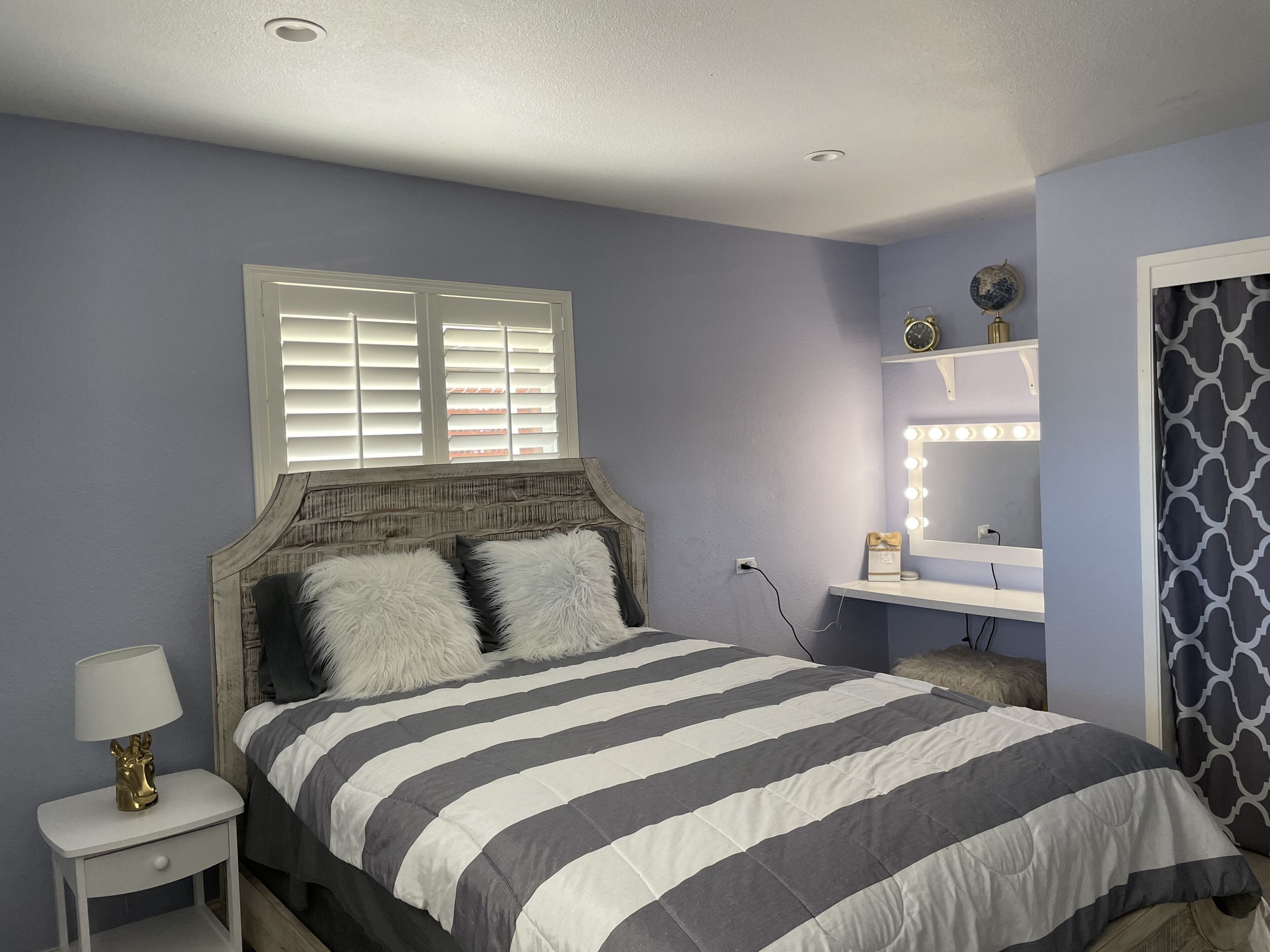 3 slaapkamers, een bureau, een strijkplank/strijkijzer, reisbedje