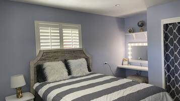 3 slaapkamers, een bureau, een strijkplank/strijkijzer, reisbedje