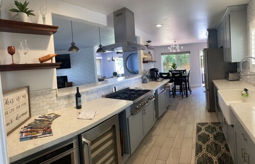 Fully Remodeled home on top of the hill in Wine country with Hot Tub 🍷