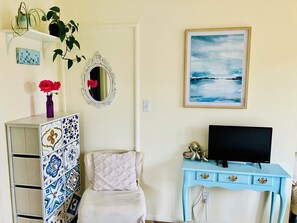 Interior - Starlight Studio in Arcata with Kitchenette, fenced yard, WIFI, & full bathroom (Arcata)