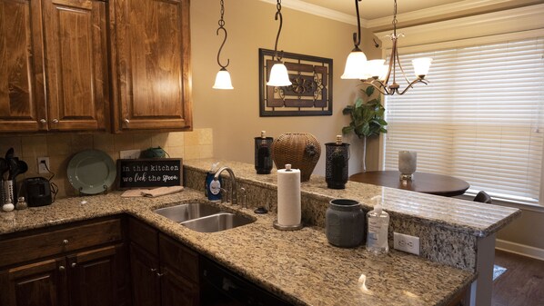 Fridge, microwave, oven, stovetop - Beautiful Townhome Close To EVERYTHING (Pool Table/Arcade) (Little Rock)