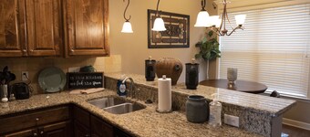 Beautiful Townhome Close To EVERYTHING (Pool Table/Arcade)