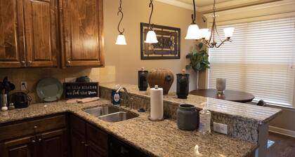 Beautiful Townhome Close To EVERYTHING (Pool Table/Arcade)