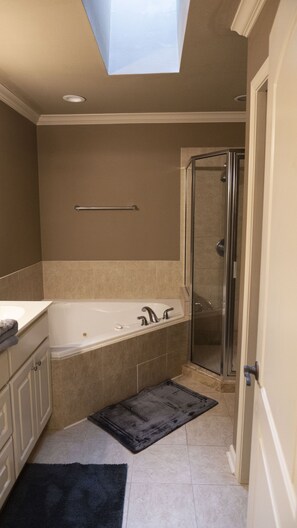 Bathtub, jetted bath, soap, shampoo - Beautiful Townhome Close To EVERYTHING (Pool Table/Arcade) (Little Rock)