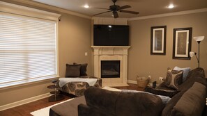 Smart TV, fireplace, music library, video library - Beautiful Townhome Close To EVERYTHING (Pool Table/Arcade) (Little Rock)