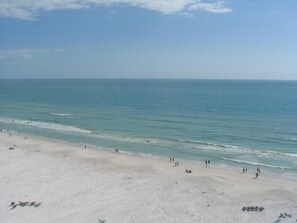 Nær stranden, solsenger og strandhåndklær