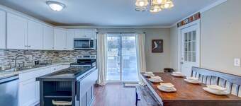 "Hideout Haven" w/ AC, firepit, Game Room, Roku TVs , indoor recreation center