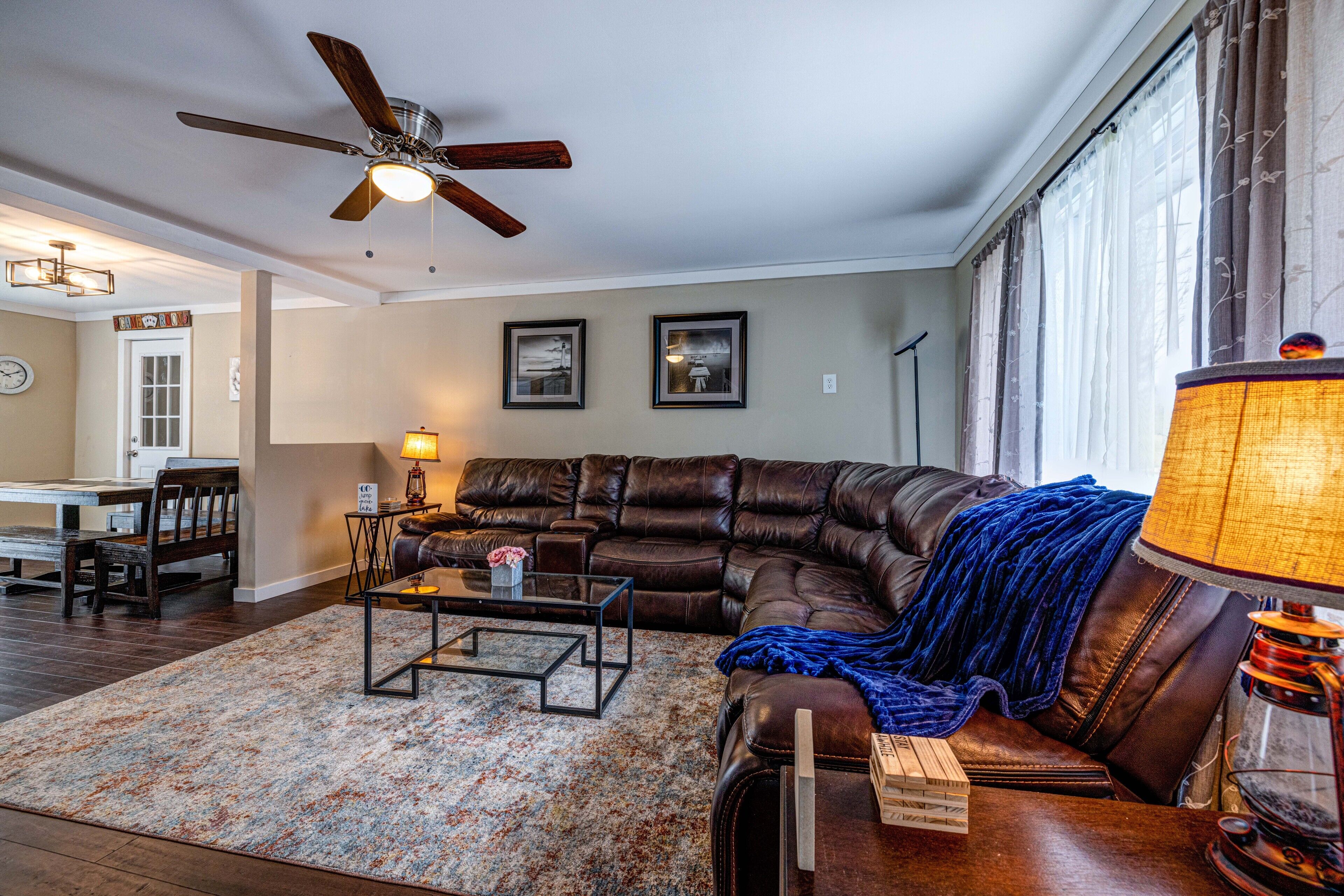 "Hideout Haven" w/ AC, firepit, Game Room, Roku TVs , indoor recreation center