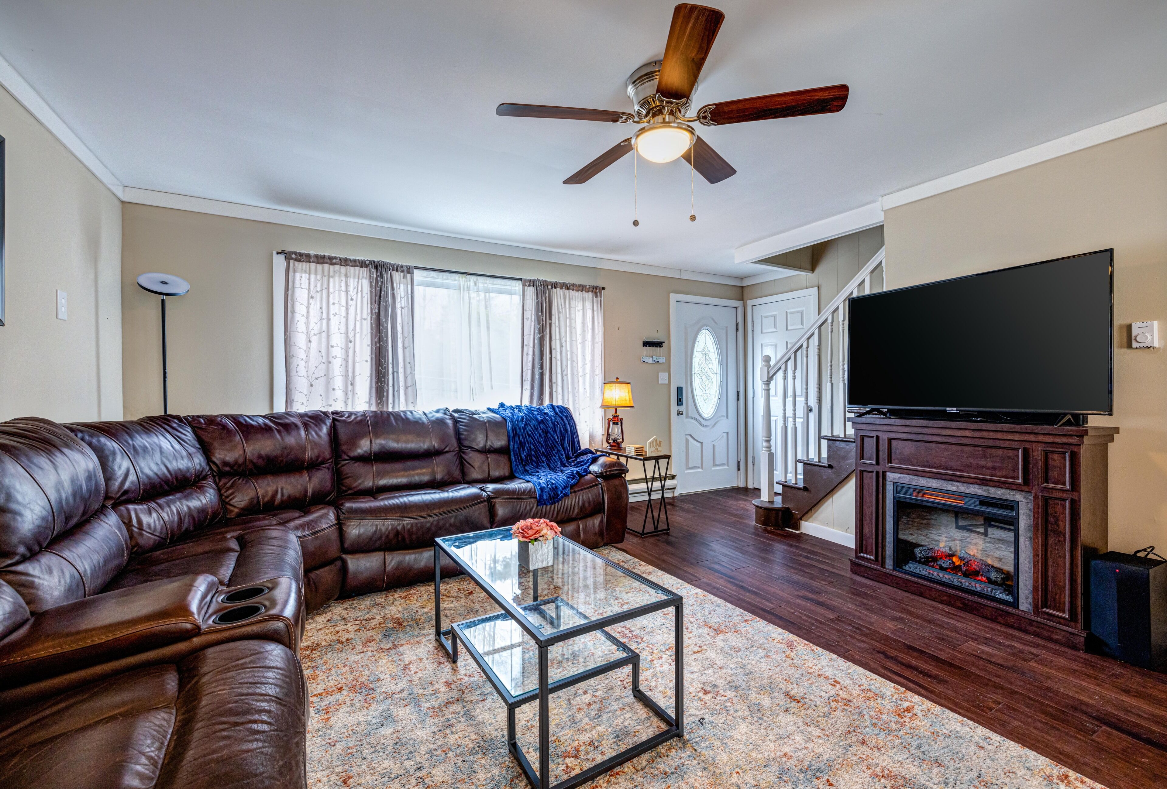 "Hideout Haven" w/ AC, firepit, Game Room, Roku TVs , indoor recreation center