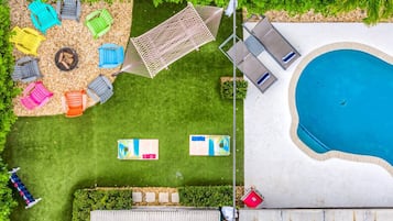 Alberca al aire libre y alberca climatizada