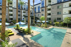 Departamento Premium | Alberca | Alberca al aire libre, sombrillas en la alberca y camastros 