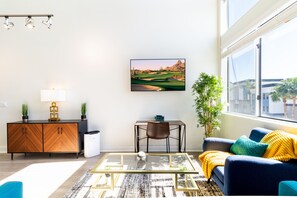 พรีเมียมอพาร์ทเมนท์ | บริเวณนั่งเล่น | สมาร์ททีวี 55 นิ้ว พร้อมช่องดาวเทียม, ทีวี