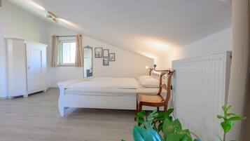 1 bedroom, bed sheets