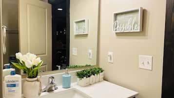 Dusch, hårtork och handdukar