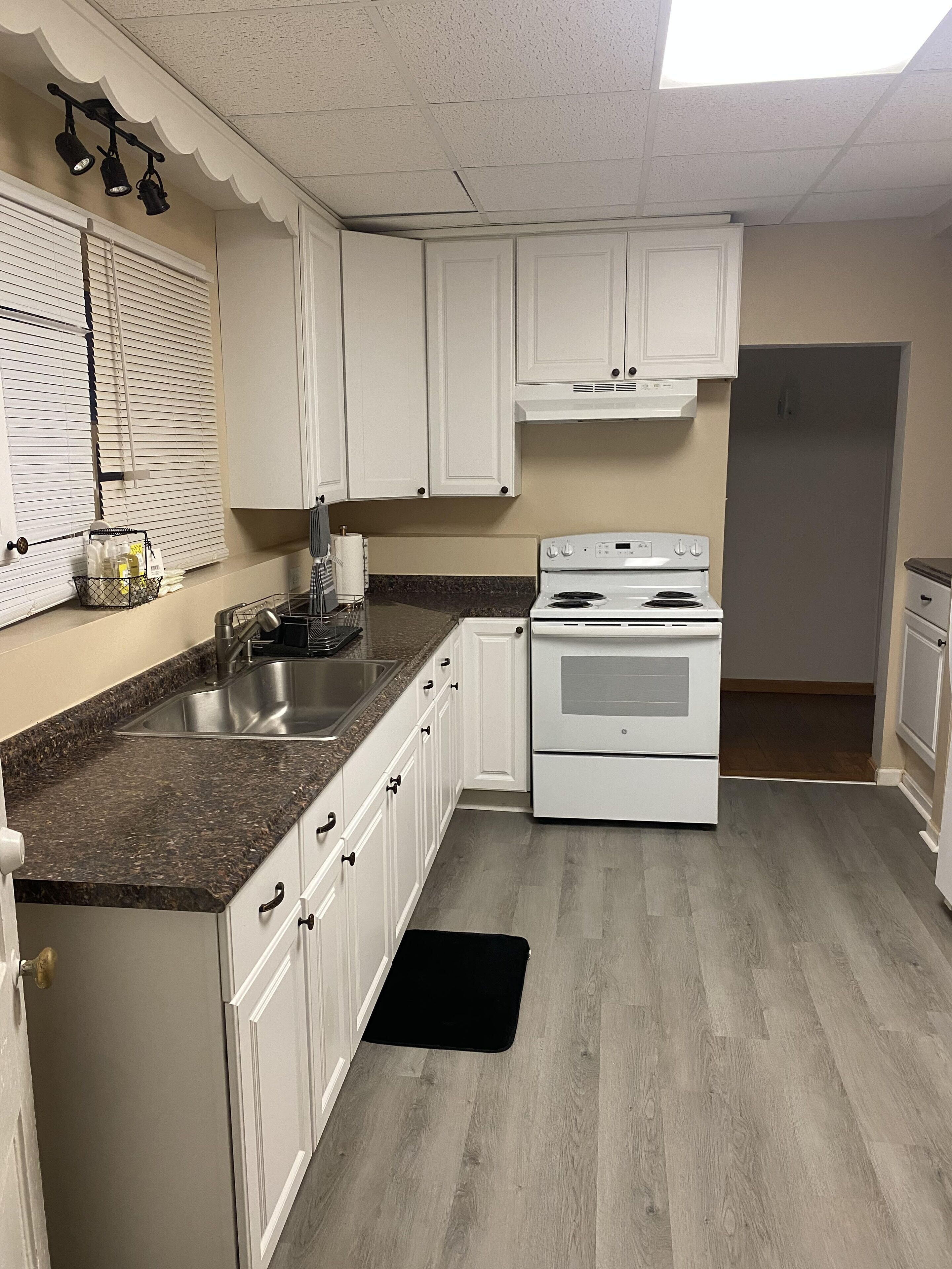 Lovely 2-bedroom rental unit with free parking..