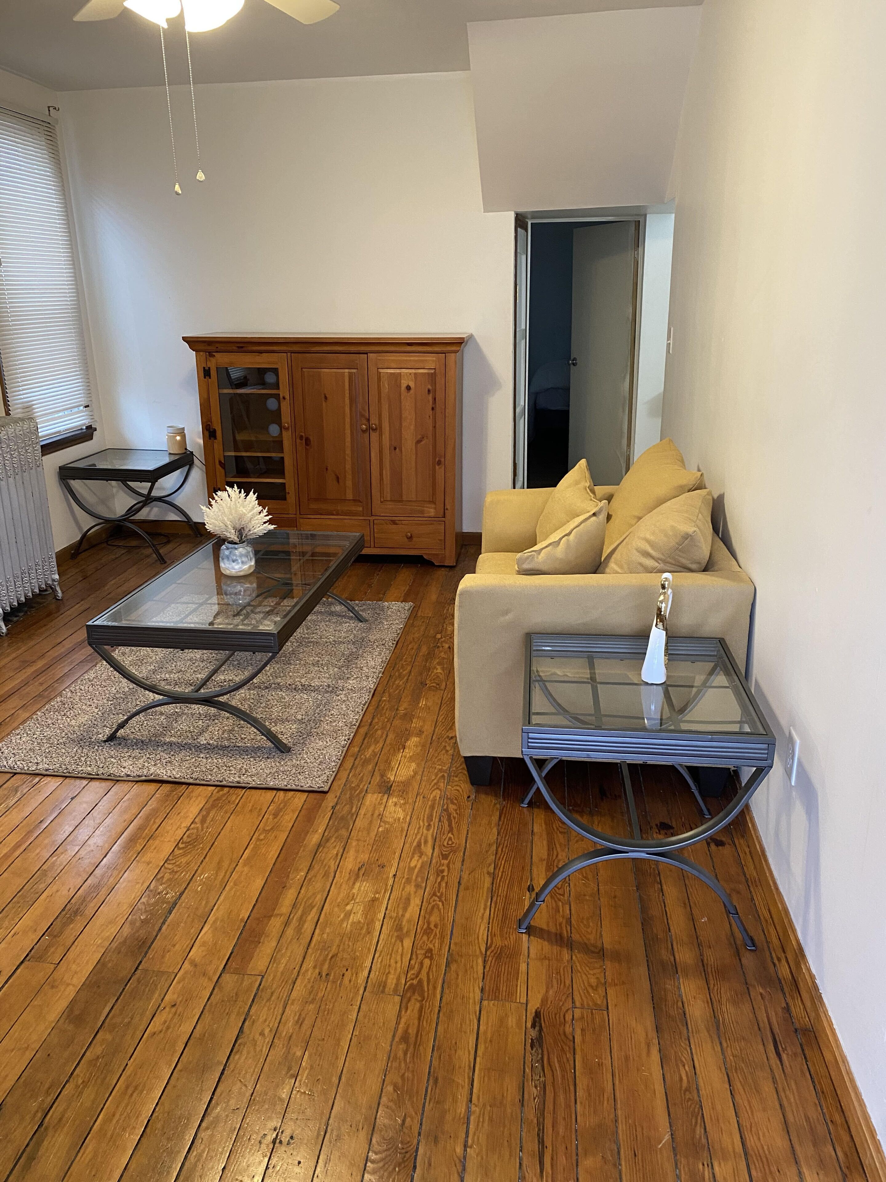 Lovely 2-bedroom rental unit with free parking..