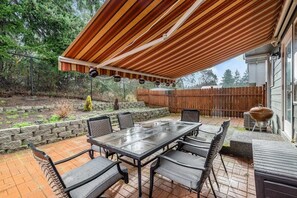 Outdoor dining - Perfect Private Getaway Minutes to Downtown! (Tacoma)