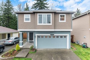 Exterior - Perfect Private Getaway Minutes to Downtown! (Tacoma)