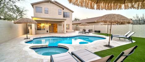 Utendørsbasseng og et oppvarmet basseng