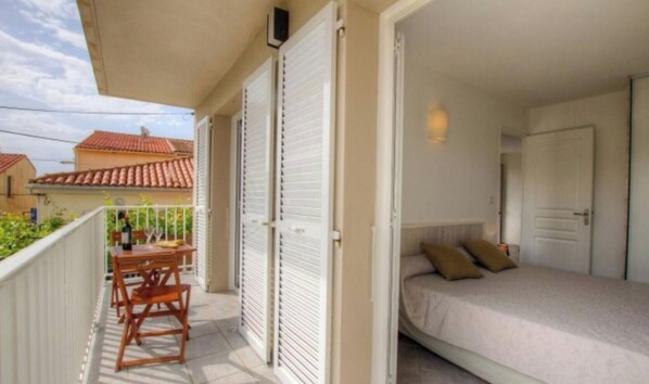 2 dormitorios, tabla de planchar con plancha, cuna de viaje y wifi