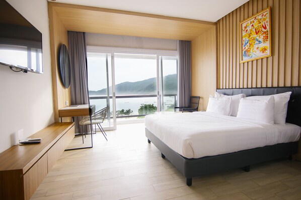 Premium bedding, minibar, desk, iron/ironing board - Raja Hotel Kuta Mandalika Resort & Convention (Kuta)