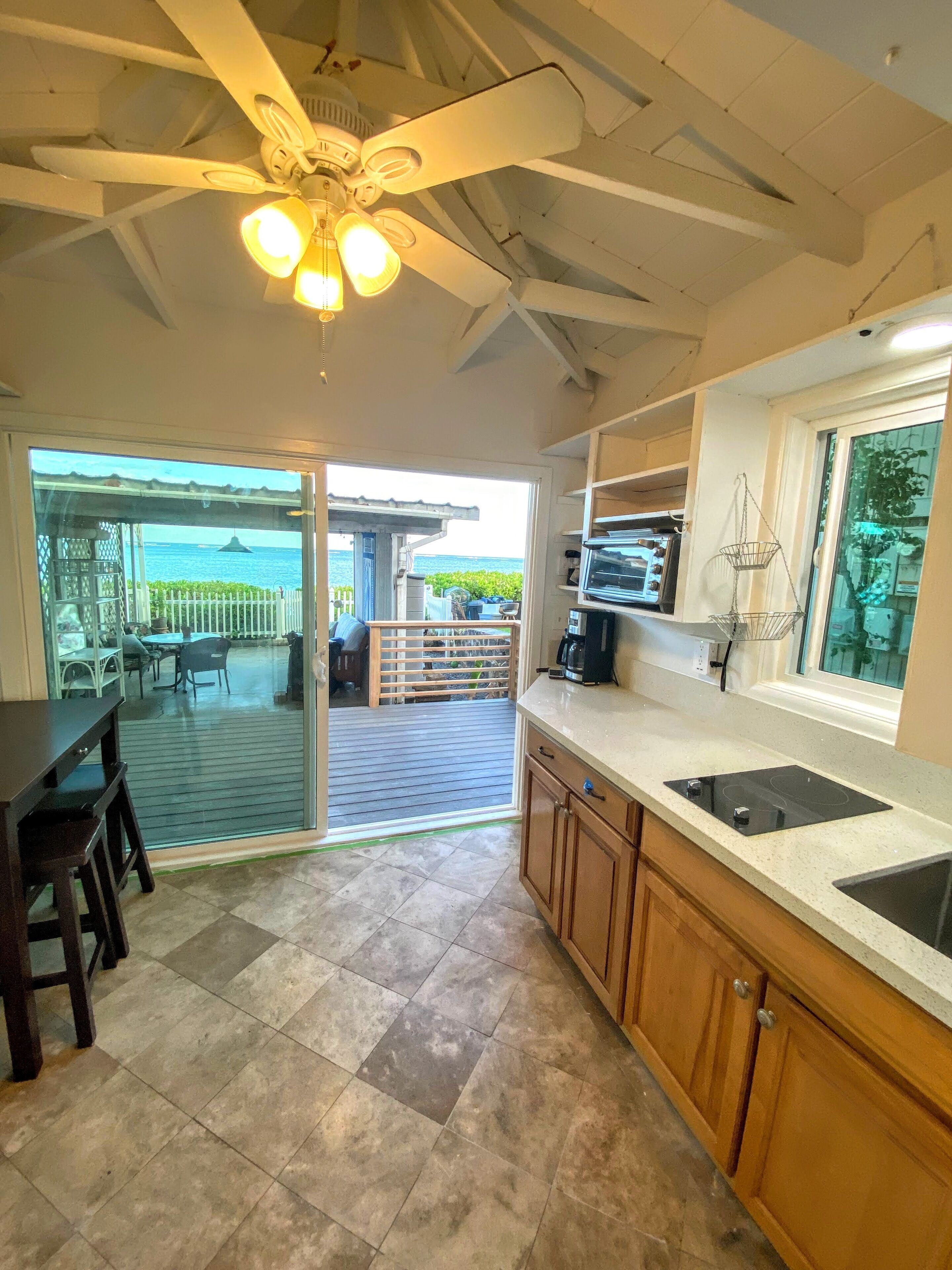 Réfrigérateur, micro-ondes, plaque de cuisson, cafetière/bouilloire