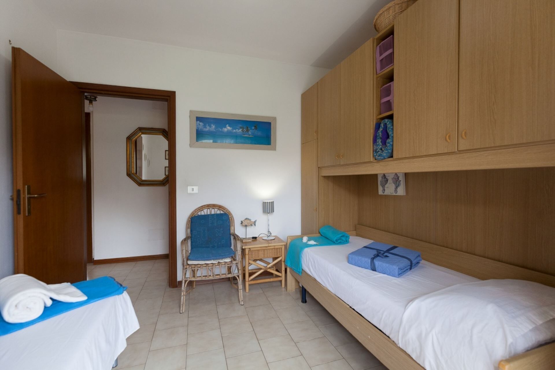 Une pièce comprenant un lit, une chaise, un bureau et une armoire.