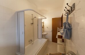 Bathtub, towels - CASA ANNA A PORTO AZZURRO (Porto Azzurro)