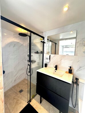 Bathtub, hair dryer, towels
