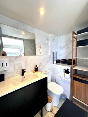 Baignoire, sèche-cheveux, serviettes fournies