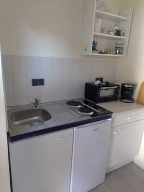 Fridge, oven, stovetop, coffee/tea maker