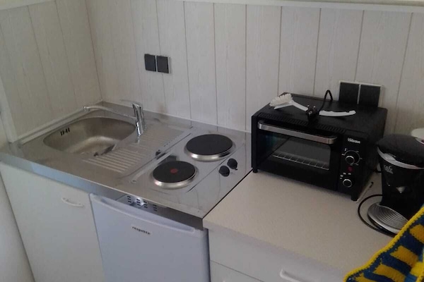 Frigorífico, horno, placa de cocina y cafetera o tetera