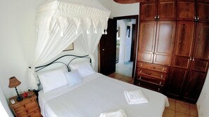 4 habitaciones, escritorio y tabla de planchar con plancha 