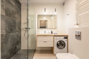 Douche, sèche-cheveux, serviettes fournies, savon