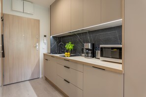 Kühlschrank, Mikrowelle, Herdplatte, Geschirrspüler