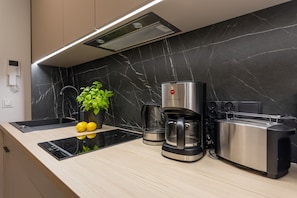 Réfrigérateur, four à micro-ondes, surface de cuisson, lave-vaisselle