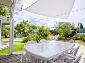 Outdoor dining - Modern Villa with Heated Pool, Near Market, Beaches, and Dune du Pilat! (La Teste-de-Buch)