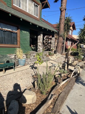 Property grounds - 1-Bedroom/bathroom walk to beach, shops & restaurants (Long Beach)