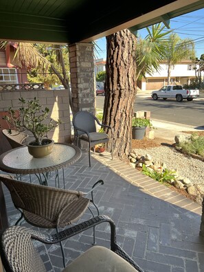 Terrace/patio - 1-Bedroom/bathroom walk to beach, shops & restaurants (Long Beach)