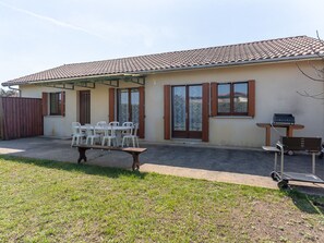 Outdoor dining - Spacious 2-Star House for 10, Near Beach, with Garden and BBQ - Mimizan (Mimizan)