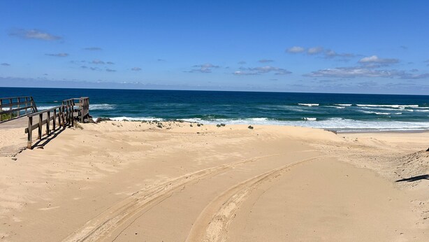 A sandy beach with a wooden boardwalk leading to the ocean. - Spacious 2-Star House for 10, Near Beach, with Garden and BBQ - Mimizan (Mimizan)