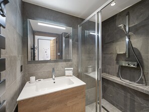 Hårføner og håndklær
