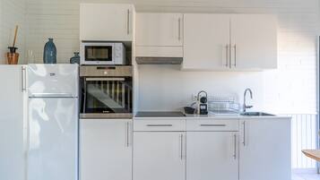 Frigorífico, microondas, horno y placa de cocina